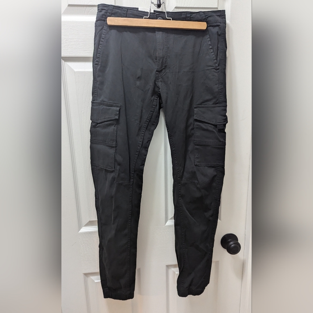 Men's Jack and Jones black cuffed cargo pants 31/34